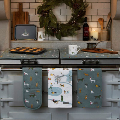 Oven gloves, tea towels, hob covers and aprons